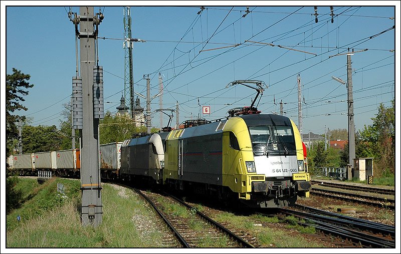 ES 64 U2-60 an der Spitze dieses WLB Containerzuges bei der Einfahrt in Tulln am 16.4.2007. Leider kein wirklich gl�cklich gew�hlter Standort, aber ich war eigentlich nicht wegen diesem Zug an der Stelle.
