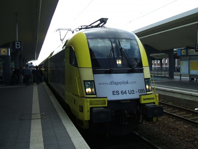 ES 64 U2-95 zieht die RB 40  Ruhr Lenne Bahn  hier in Bochum Hbf.Gleis 5, nach Hagen Hbf. 