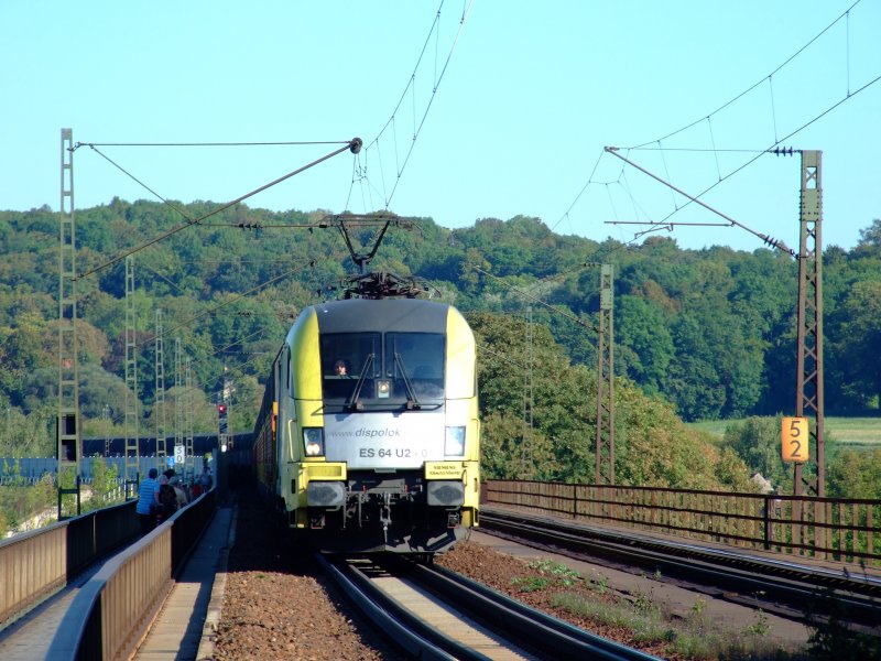 ES 64 U2 mit BMW-Zug aus Dingolfing am 08.09.2009 auf der Donaubrcke bei Regensburg!