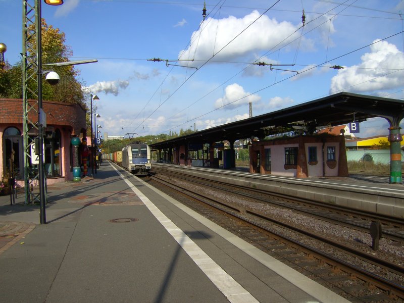 ES 64 der Wiener Lokalbahn Cargo GmbH mit einem Containerzug auf dem Weg nach Sden. (Aufnahme: 03.10.2008, Hundertwasserbahnhof in Uelzen)