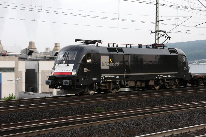 ES 64U2-032 bzw. 182 532-2 mit einen langen Containerzug am 25.08.2009 kurz vor Fulda