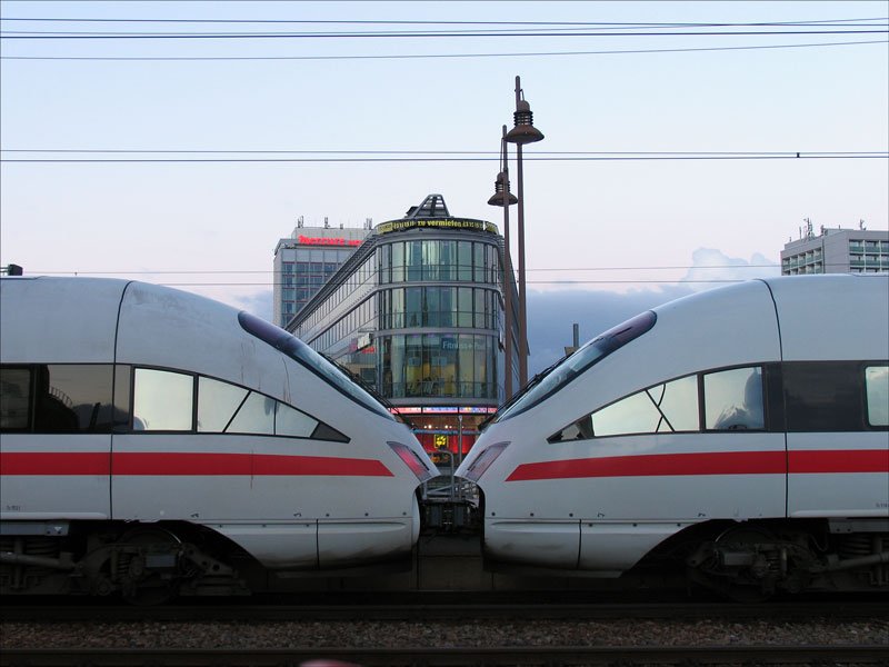 Es ist auergewhnlich, dass ICEs im Dresdner Hauptbahnhof auf den Hochgleisen verkehren. Am spten Nachmittag des 26.11.2007 bot sich dieses seltene Motiv mit zweimal BR 415 vor den Gebuden der Prager Strae.
