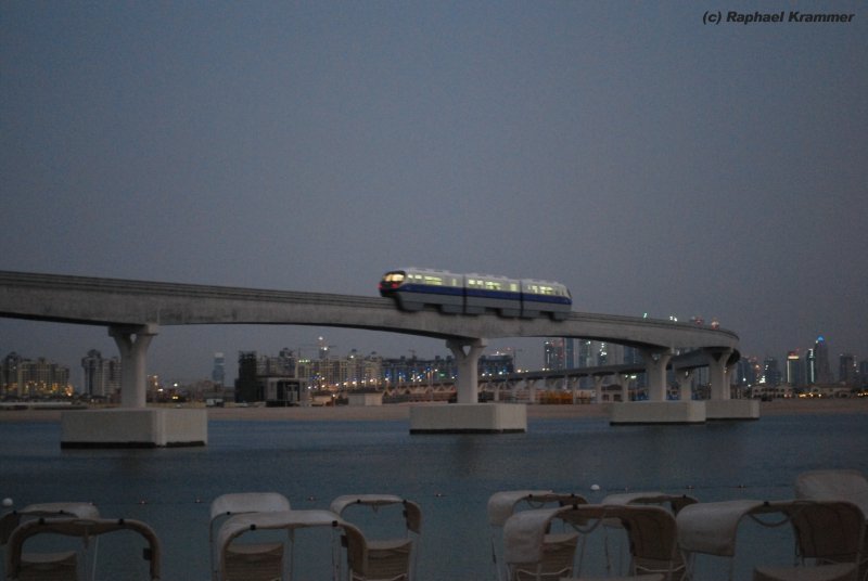 Es dmmerte schon gewaltig am Abend des 21.04.09, als ein Zug der Jumeirah Monorail sich von der Station beim Atlantis Hotel auf dem ueren Ring von Jumeirah Palm auf den Weg in Richtung Festland machte. Noch wird nur im Probebetrieb gefahren. Zwei Monate spter soll Erffnung sein. 