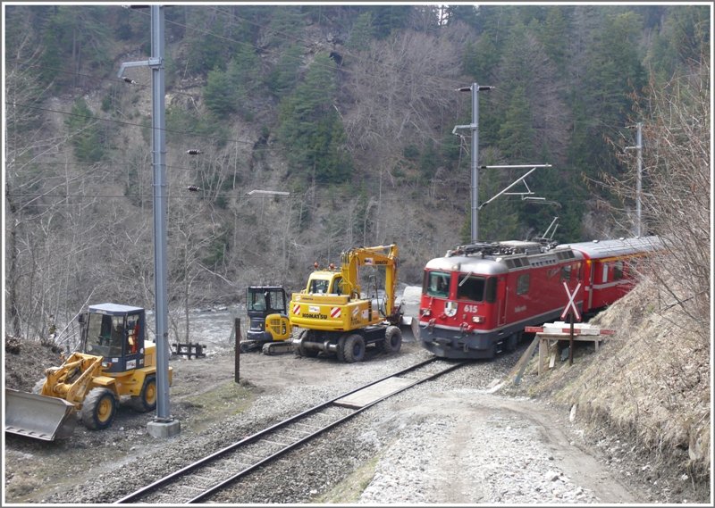 Es ist eng in der Rheinschlucht und die Zufahrten sind steil. Ge 4/4 II 615  Klosters  mit RE1257 nach Chur. (03.04.2009)