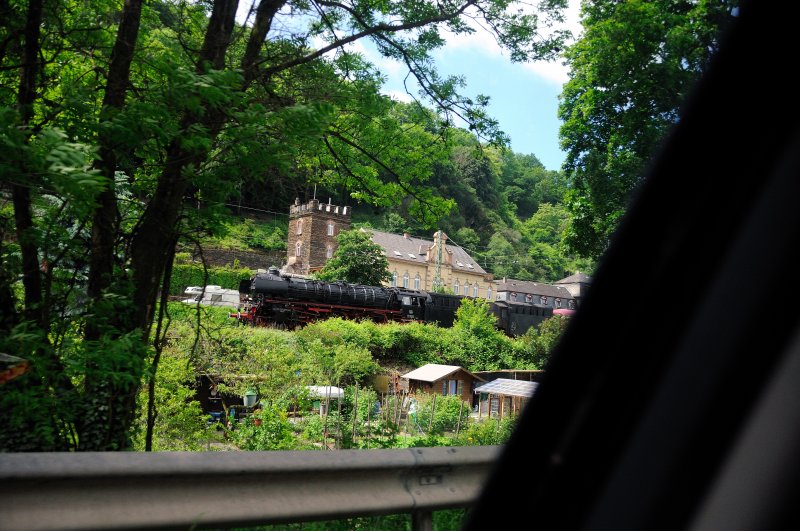 Es folgte eine  wilde  Verfolgungsfahrt des Zuges... Die Kamera einfach auf den Zug gehalten. Die etwas andere Perspektive auf 01 1066. (Einfahrt Bacharach, 16.05.2009).