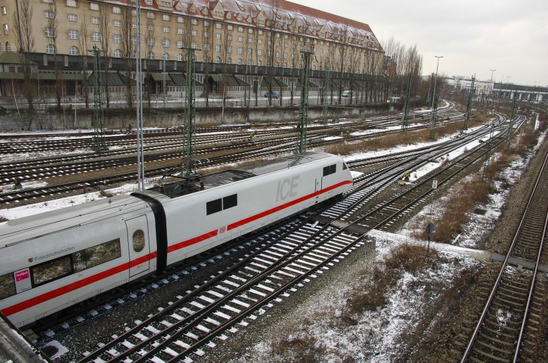 Es geht auch sauber: 401 014 `Friedrichshafen´ kommt aus der Waschanlage an der Donnersbergerbrcke