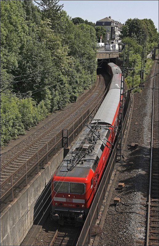 Es geht aus sauber: 143 949 (9180 6143 949-6 D-DB) erreicht mit einer S8 nach Mnchengladbach Hbf in wenigen Augenblicken den Bahnhof von Schwelm. (24.05.2009)