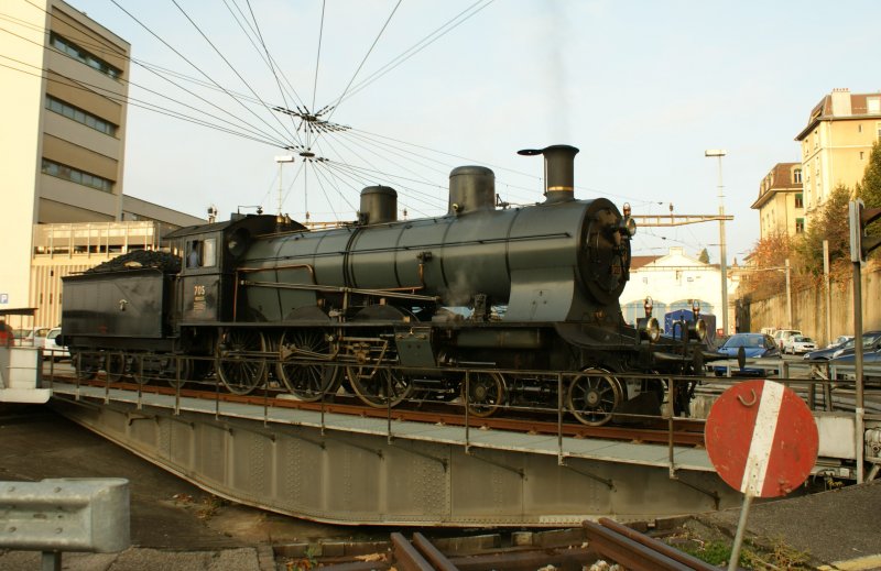 Es geht das Gercht um, dass ich keine Dampfloks fotografiere. Das stimmt so nicht ganz, richtig ist vielmehr, dass ich ber 40 Jahre warten musste um endlich die wohl schnste aller Dampfloks zu sehen, erleben und zu fotografieren: A 3/5 705 auf der Drehscheibe in Lausanne am 16. Nov. 2008 anlsslich der Feierlichkeiten 150 Jahre Lausanne - Genve. 
(Hinweis: Erlaubte Fotomglichkeit anlsslich der 150 Jahre Feier)