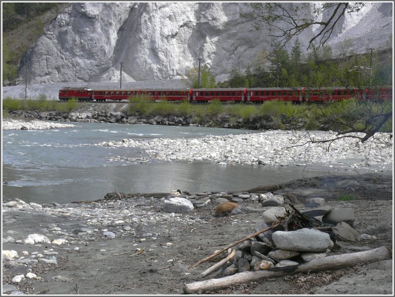 Es geht nichts ber einen gut gebratenen Servelat (Schweizer Nationalwurst/nicht im Bild, ist schon gegessen). RE 1257 unterwegs nach Chur bei Versam-Safien. (03.05.2008)