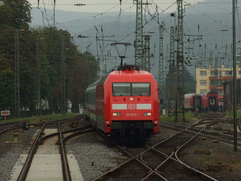 Es geschehen noch Wunder.Eine Blitzsaubere 101er.
101 013-1 mit IC2004 nach Emden Hbf hat Einfahrt nach Koblenz Hbf.9.8.09
