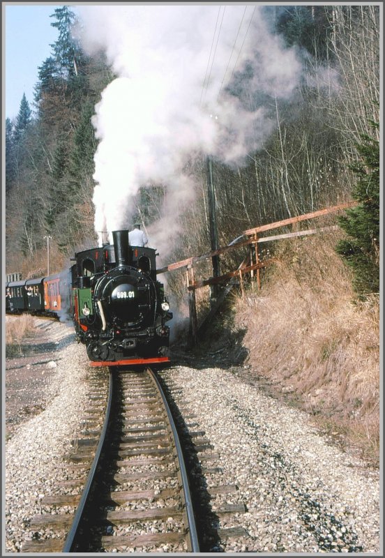 Es gibt da keinen Wasserkran im Tal der Bregenzer Ach, aber ein Holzkanal mit Schieber tuts auch und ist erst noch eine willkommene Gelegenheit fr die Fotografen. (Archiv 10/78)