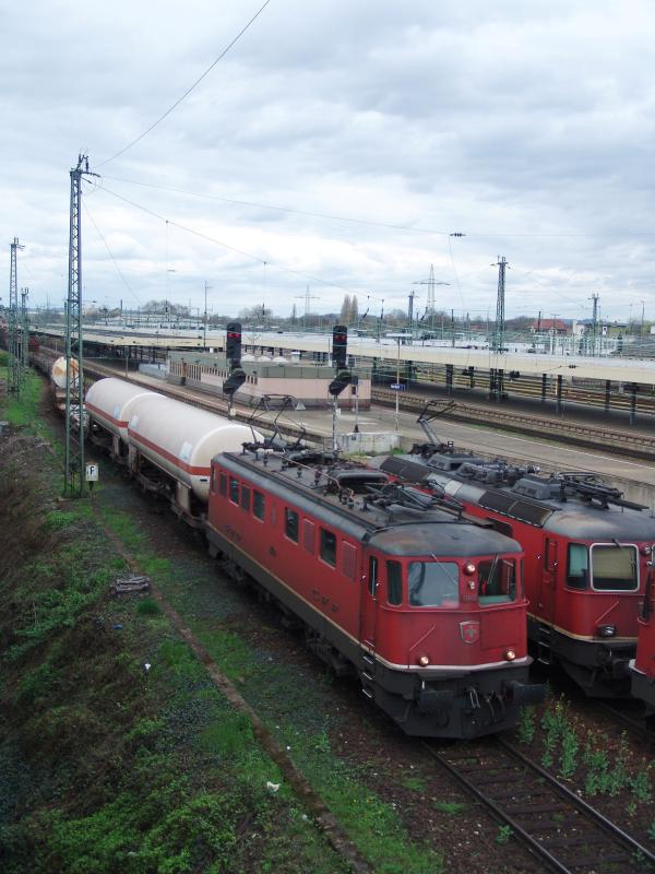 Es gibt gute Nachrichten: Alle Ae 6/6 bekommen bald wieder ihre Kantons- oder Gemeindewappen zurck. Hier die Ae 6/6 11448  Sion  am 7.4.05 ohne Wappen, Typen- und Firmenschilder in Basel Bad.