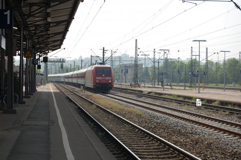 Es gibt ihn noch, den ICE-Ersatzverkehr! 101 036-2 zieht am 1.5.2009 mit einem bunt gemischten ICE-Ersatzzug (aus IC- und Nachtzugwagen) von Mnchen nach Stuttgart durch Plochingen.