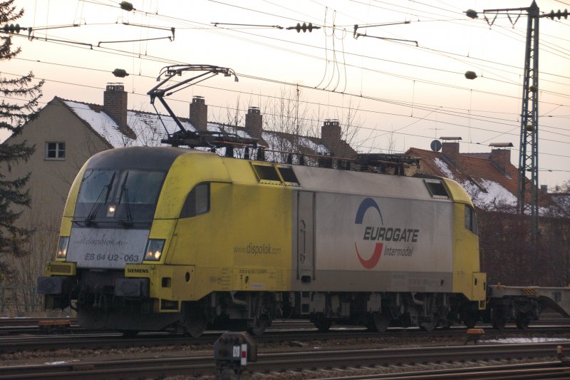 Es gibt immer noch  nicht gesehene  Dispo-Tauri fr uns Fotografen. Mit einem leeren Tragwagenzug unterwegs: ES 64 U2-063  EUROGATE Intermodal . (Treuchtlingen am 28.11.2008).