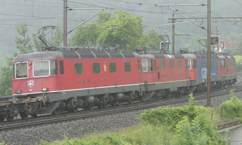  Es gibt kein schlechtes Wetter , es gibt nur unpassende Kleidung ! Allerdings ist bei diesem Regenwetter eine grosse Heckklappe am Auto von unschtzbarem Vorteil !!  Re 10/10 im Doppelpack am Bzberg/AG unterwegs in Richtung Basel.  6.Juli 2007 