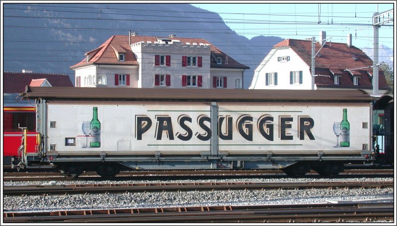 Es gibt nicht nur Valserwasser in Graubnden. 4-achsiger Schiebwandwagen der Passugger Mineralwasser im Gterbahnhof Chur. (12.03.2007)