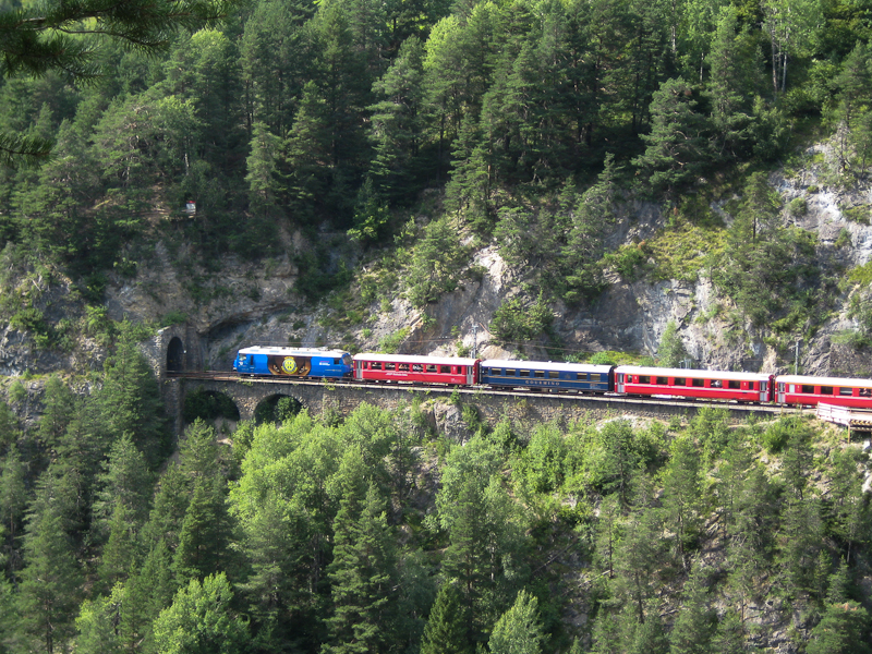 Es hat ein wenig Modellbahnatmosphre, aber diese Ge 4/4 III (Lok 652: Werbung fr den Hockey Club Davos) zog am 17. August 2009 tatschlich diesen RegioExpress nach Chur am Fotografen vorbei.