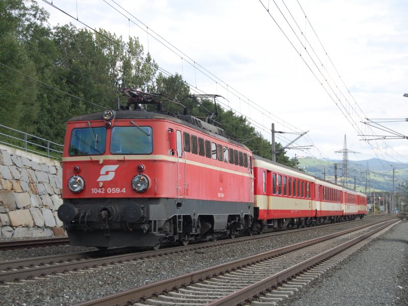 Es ist jedesmal eine andere 42er
die den Rex 3909 von Linz nach Selzthal bringt
und als Rex 3912 wieder retour fhrt.
Am 13.08.2007 war es die 1042 059 welche
dazu eingeteilt wurde.Der Zug auf dem Bild ist der 
3912 bei der Durchfahrt in Wartberg/Kr.Leider hat sich
im Moment der Aufnahme die Sonne hinter einer Wolke versteckt.