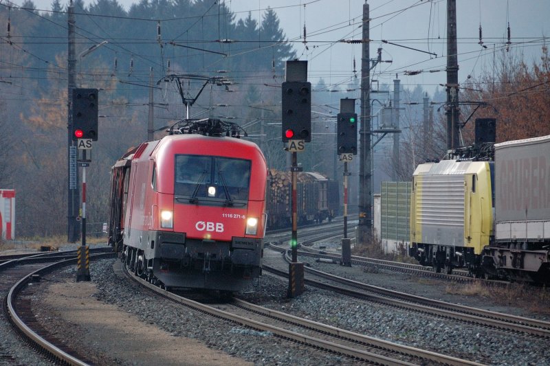 Es kann nur einen geben: Den  TOP PERFORMER AM ZUG  : 1116 271-6 elegant geneigt vor einem G�terzug auf dem Streckengleis von Brixlegg Richtung W�rgl. (Dez. 2008)