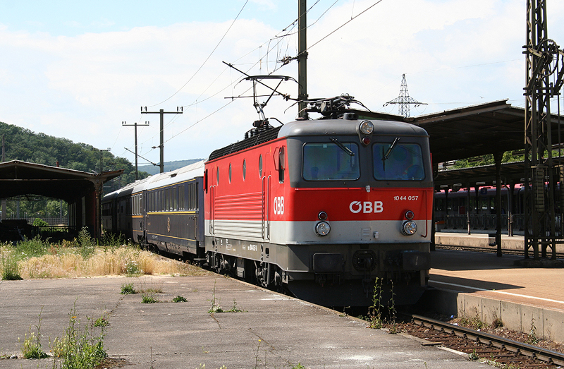 Es klingt zwar komisch, aber um nicht zu fr�h in Wien Nord anzukommen musste auch der Betriebsaufenthalt in H�tteldorf eingehalten werden. 
Die Herrschaften waren mit dem Essen noch nicht fertig. 
Ist ja auch ein wichtiger Grund! ;-)