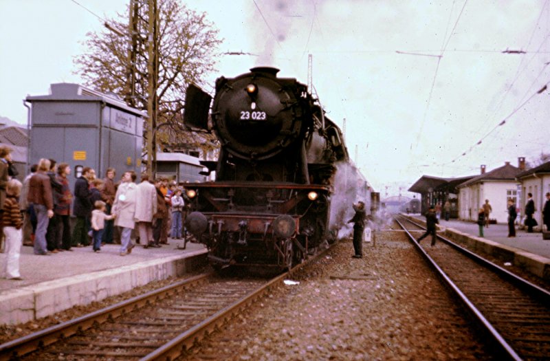 Es ist kurz vor der Abfahrt, als noch etliche Fotografen sich der 23er widmen.