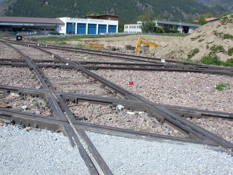 Es lohnt sich die Gleisgeometrie einmal vor Ort zu studieren und sich vorzustellen auf welch ungewhnliche Weise hier Dampfloks der FS ihre Richtung nderten. (12.05.2005)