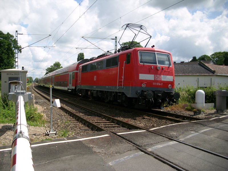 Es lohnt sich die Kamera mal mit zur Schule zunehmen...hier der RE 4 nach Dortmund mit 111 014 mit 5minuten Versp�tung in Tichelen