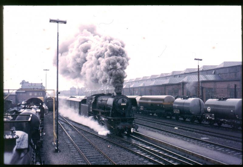 Es mu nicht immer heller Sonnenschein sein, auch bei strmenden Regen gelingen Bilder mit einem normal empfindlichen Diafilm, hier 1968 in Lingen damals fuhren hier noch 23er wie das Foto beweit.
