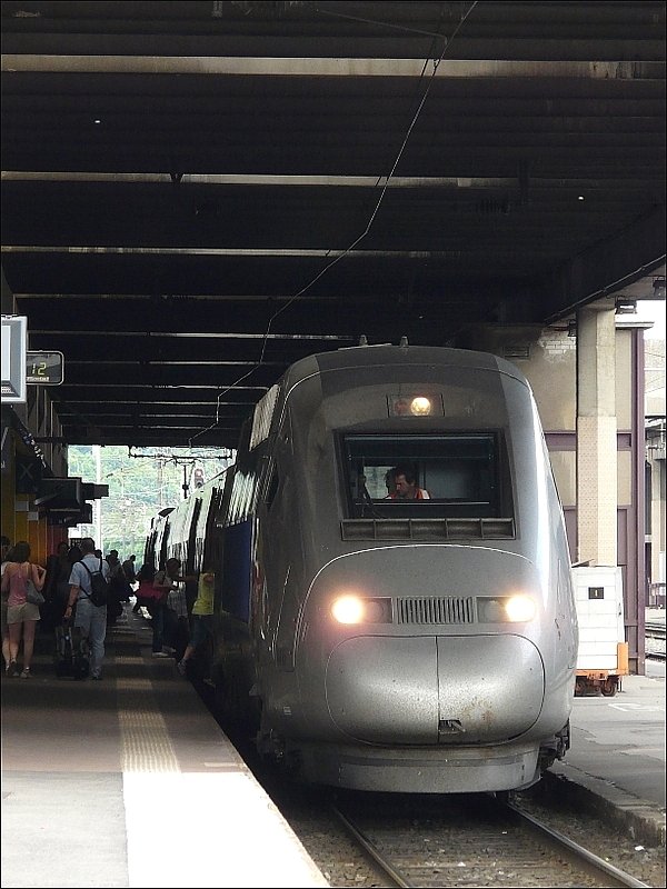 Es muss schnell gehen beim Aus- und Einsteigen im Bahnhof von Metz, da die TGV POS Einheit nicht lange hlt. Gleich geht es weiter non stop nach Paris Est. 22.06.08 (Jeanny)