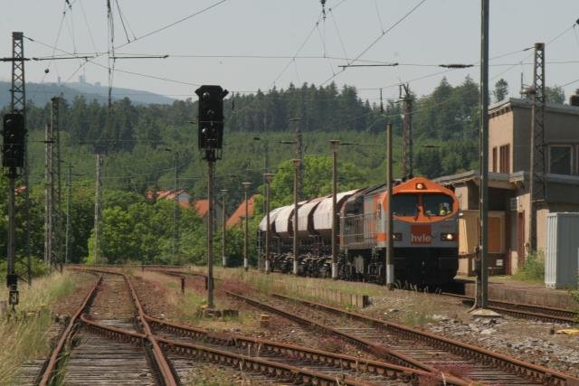 Es ist nicht einfach Zge in Elbingerode zu fotografieren. Das Kalkwerk Hornberg wird zu unregelmig angefahren. Heute kam ich etwas zu spt und hatte keine Zeit mehr einen passenden Fotostandpunkt aufzusuchen. Ich mchte noch eine Zoomaufnahme machen, wo der Brocken direkt ber dem Zug ist. Mal sehen, ob es in den nchsten Tagen gelingt...
hvle V330.3 bei der Fahrt durch den Elbingerde Westbahnhof; 10.06.2007