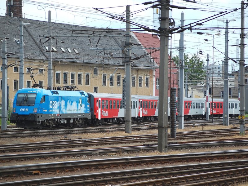 Es ist nicht leicht im Mastenwald des Linzer Hbf
Fotos zu schiessen.Am 16.06.2008 hab ich es trotzdem
probiert.Dabei war es die 1016 023 welche in 
einigermassen fotogener Position eine CS-Garnitur
von einem Gleis auf das andere schob.