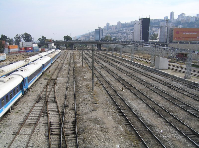 Es ist nicht viel los am 08.02.2007 auf den Gleisen von Haifa Mizrah. Links hinter den abgestellten Altbau-Schnellzugwagen finden wir das kleine aber feine Eisenbahnmuseum der Israelischen Staatsbahn.