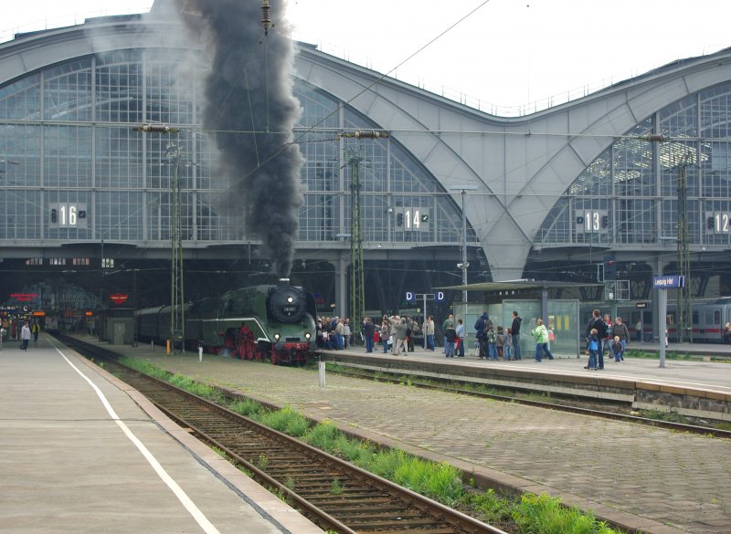 Es raucht mchtig vor dem Leipziger Hauptbahnhof am Nachmittag des 03.10.2009 als sich die 18 201 zur Abfahrt mit ihrem Sonderzug anlsslich der Modell, Hobby, Spiel - Messe bereit macht.