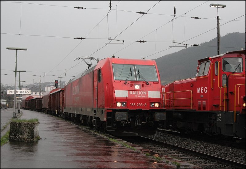 Es regnet als 185 293 (9180 6 185 293-8 D-DB) mit dem Modellbahngerechten G�terzug 52296 aus Finnentrop in Plettenberg einf�hrt. (15.04.2008)