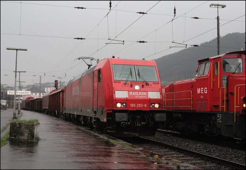 Es regnet als 185 293 (9180 6 185 293-8 D-DB) mit dem Modellbahngerechten Gterzug 52296 aus Finnentrop in Plettenberg einfhrt. (15.04.2008)