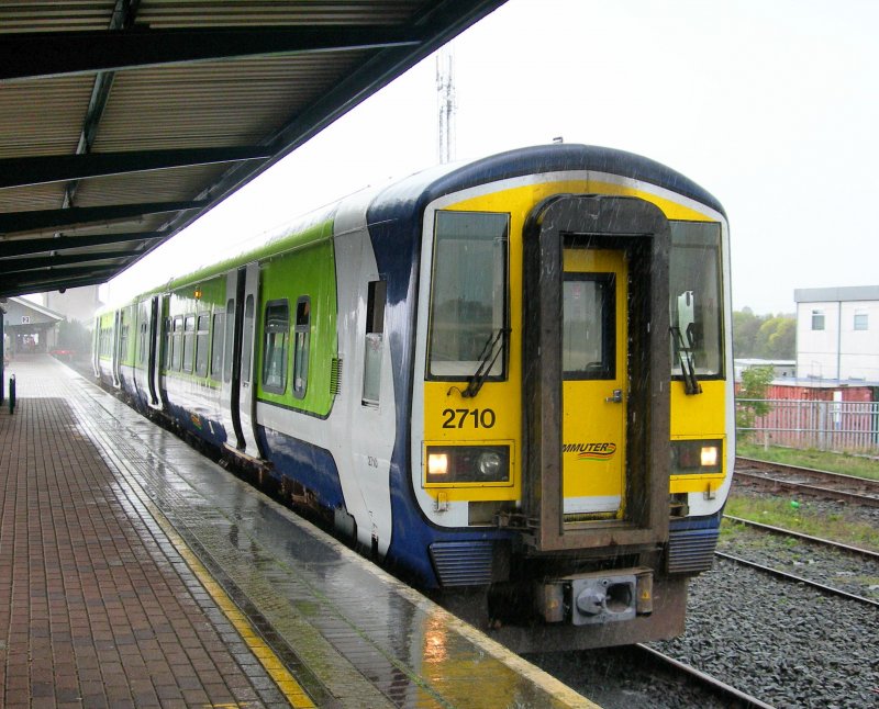 Es regnet irisch! Am Seitenbahnsteig von Limerick Junction wartet der Dieseltriebzug 2710 auf Fahrgste und die Abfahrt nach Limerick. 
(Oktober 2006)