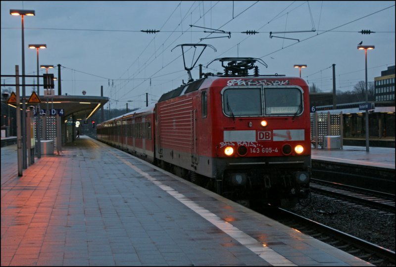 Es regnet  mal wieder : 143 605 wartet mit einem S-Bahnzug der Linie S1 nach Dsseldorf in Bochum. (05.01.08)