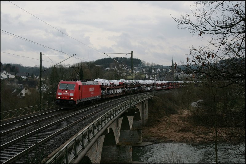 Es regnet (mal wieder) im Sauerland als die 185 252 am Abend des 13.03.2008 mit dem CSQ 60062  AUDI-EXPRESS , von Ingolstadt Nord nach Emden, die Lenne bei Finnentrop berquert. 