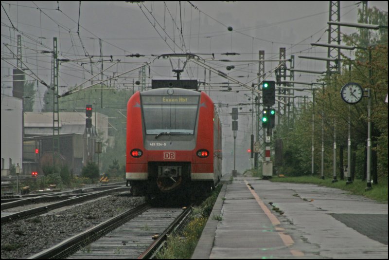 Es regnet und regnet als 426 025 und 426 024 den Bahnhof Plettenberg als RE16 Richtung Hagen verlassen. (29.09.07)
