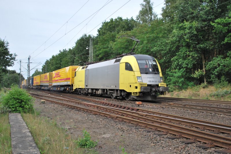 Es riecht nach Carbon, als ES64 U2-010 mit ihren Taschenwagen bei der Einfahrt in Eystrup am 29.7.09 eine Vollbremsung hinlegt.