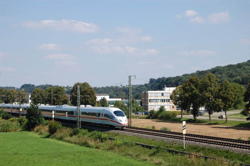 Es rollt! Die vordere Einheit eines ICE 3-Doppels konnte ich am 6.8.2009 auf der Filsbahn auf der Fahrt nach Stuttgart als ICE 516 bildlich festhalten. Aufgenommen bei km 30.