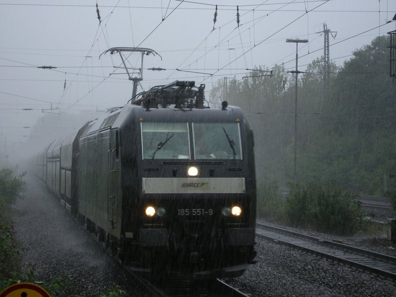 Es schttete wie aus Eimern,in Gelsenkirchen Hbf.,dann kam die Durchsage: Gleis 5 Bitte Vorsicht,eine Zug-Durchfahrt,es kam die MRCE 185 551-9 mit Ihrem Kohlenzug.(01.10.2008)