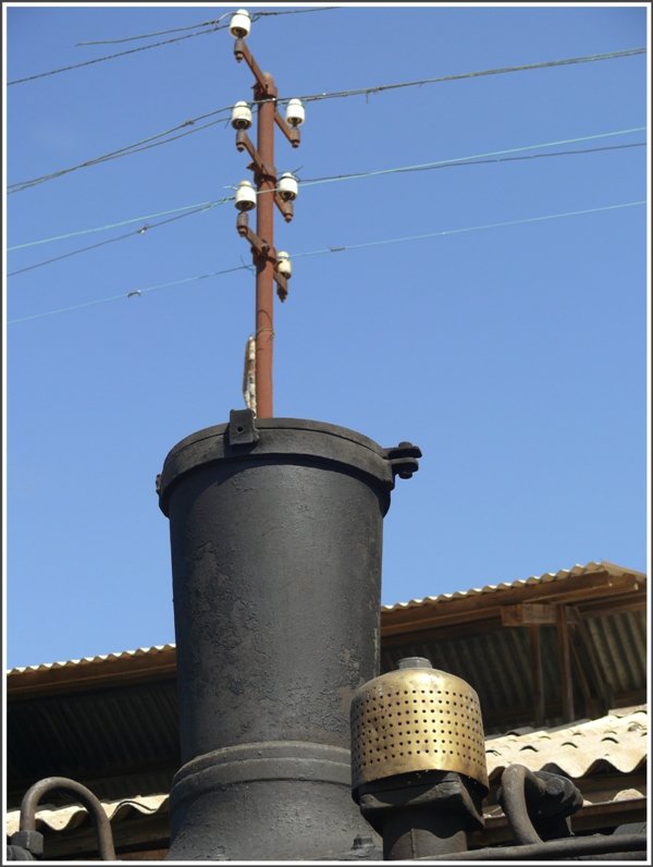 Es sieht nur so aus, aber es wchst noch kein Telegrafenmast aus dem Kamin der 442.59. (28.10.2008)
Bilder ber Land und Leute in Eritrea jetzt auf:http://cosmopolitan.startbilder.de/