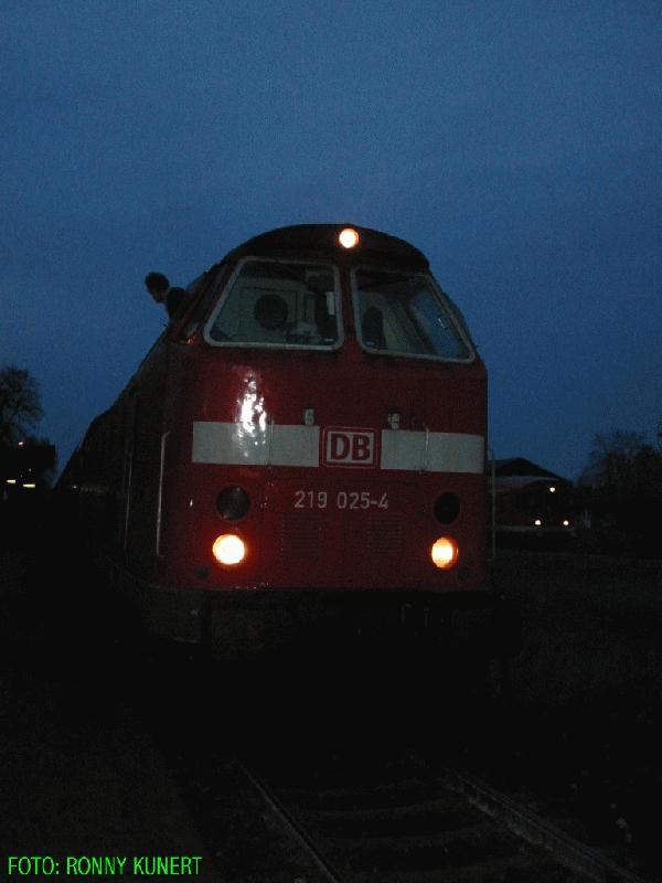 Es ist spter Nachmittag am 1.11.02 und zu sehen ist 219025 im Bahnhof Spremberg/Niederlausitz.Sie wird gleich ihre RB mit 3 Dostos gen Grlitz ziehen.