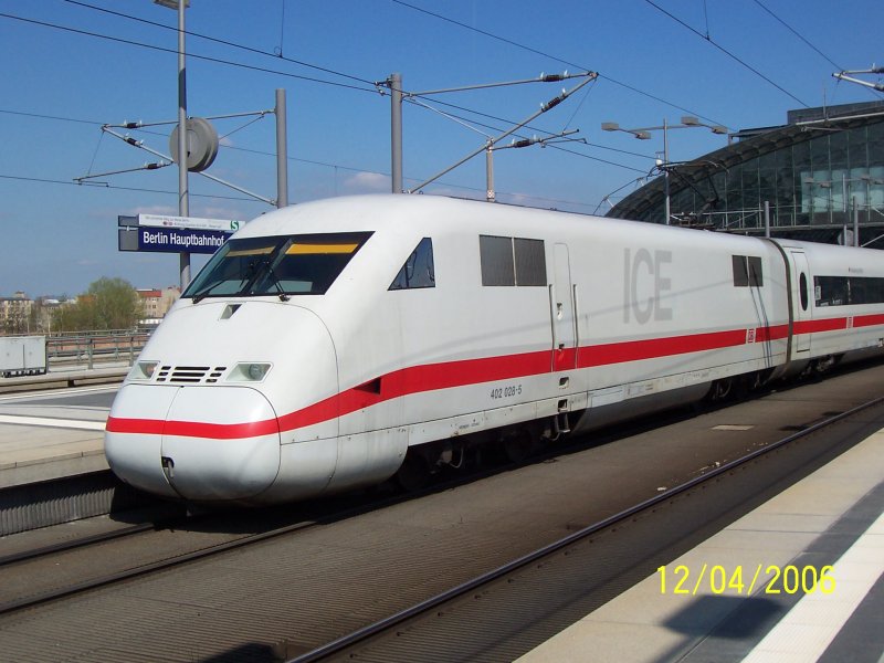 Es steht bereitgestellt der ICE2 Richtung Kln/Bonn im Berliner Hbf. (Bild entstand am 12.04.2007)