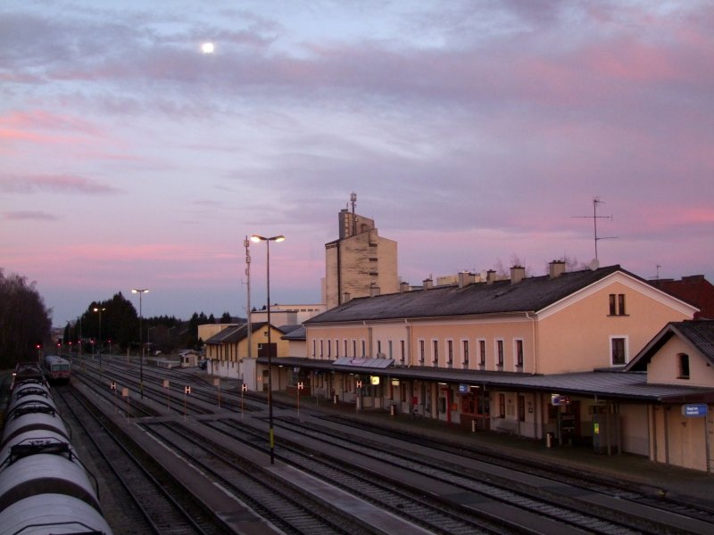  Es thront der Mond ber dem Bahnhof ;081214