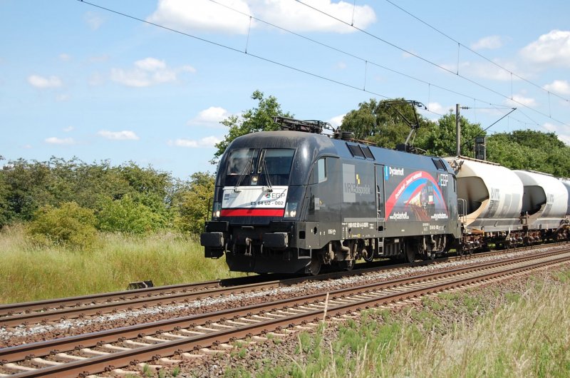 ES U2-002 MRCE Taurus mit Zementzug am 17.06.2009 kurz vor berquerung des Mittellandkanals bei Peine