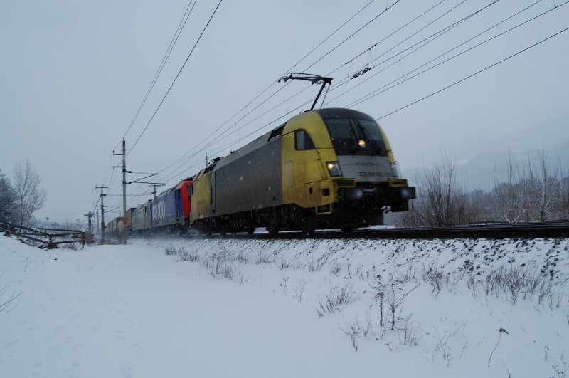 ES U2 64 010 eilt mit einer abgebgelten 482 der SBB Cargo und der ebenfalls kalt mitlaufenden 185 531 samt ihren KLV-Zug aus Kufstein kommend bei Terfens der Brennerbahn entgegen. 13.2.2009