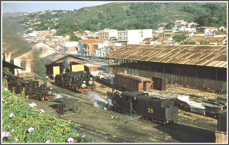 Es ist viel Betrieb im Bw Sao Joao del Rei. Neben Lok 42, 62 und 58 sind noch zwei weitere Dampfrsser sichtbar. (Archiv 03/1979)