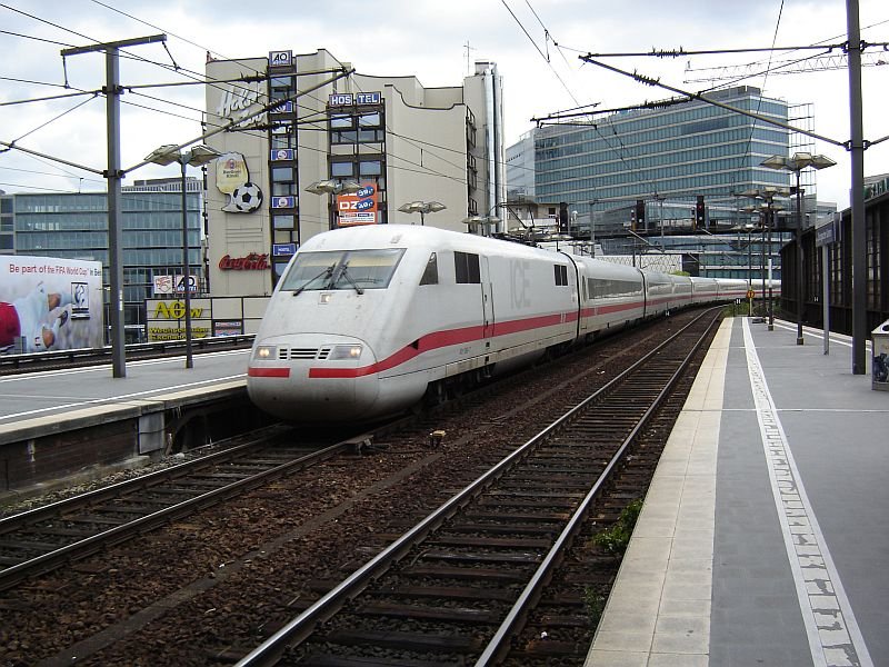 Es ist vorbei bye bye Zoo es ist vorbei... nmlich nun fahren die ICE durch den Bahnhof Berlin Zoo und halten nicht mehr, wie dieser ICE1 ohne DB Logo.
